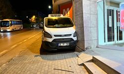 Bursa Mudanya'da el freni boşalan minibüs duvara çarptı