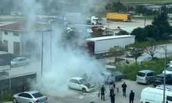 Bursa Karacabey'de otoparktaki otomobil, alev topuna döndü