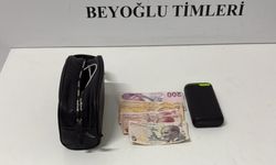 Beyoğlu'nda 'yardım' yalanıyla yankesicilik yaptılar, suçüstü yakalandılar