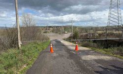 Çanakkale'de Kocabaş Çayı taştı: Köy yolu ulaşıma kapandı