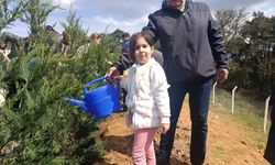 Gaziosmanpaşa'da çocuklar fidanları toprakla buluşturdu