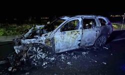 Kaputundan duman çıkan jip alevlere teslim oldu