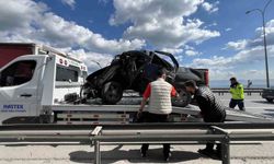 TEM'de otomobil yön levhasına saplandı: 1 kişi yaralandı