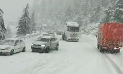 Nisan ayında kar sürprizi, sürücüler zor anlar yaşadı