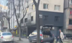 Bursa İnegöl'de bir vatandaş kaldırım taşlarını söküp götürdü