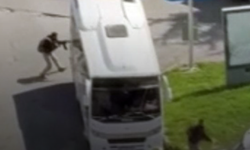 İsrail Konsolosluğu yakınında bir polisin vurulduğu anlar böyle görüntülendi