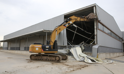 Nilüfer’de 4 bin metrekarelik kaçak depo yıkıldı