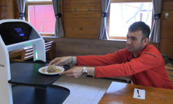 Edirne'de robot garson hizmete başladı, müşteriler memnun