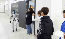 Bu ilçede sınava giren öğrencileri insansı robot karşılıyor