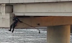 Bursa Karacabey'de asılı kalan güvercini halatla inip kurtardılar