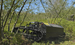 Günler süren işi 3 saatte bitiriyor, çiftçi ise hayretle izliyor