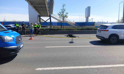Afiş asarken üst geçitten düşüp, otomobilin altında kalarak öldü