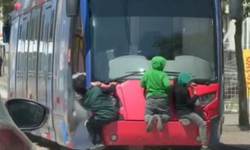 Bursa Osmangazi'de tramvayın arkasına tutunan çocuklar yürekleri ağza getirdi