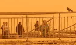 Girit Adası'nı kırmızıya bürüdü: Çöl tozları adım adım Türkiye'ye yaklaşıyor