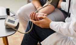 İç Hastalıkları Uzmanı Cihangiroğlu: "Tansiyon hastalarında susama hissi geç kalınmış bir sinyaldir"