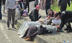 Bartın’da halk otobüsü otomobilin üzerine devrildi: 44 yaralı