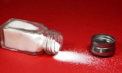 Aşırı tuz tüketimi mide kanseri riskini yükseltiyor