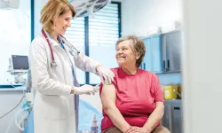 Uzmanlardan kritik uyarı! 65 yaş üstüne aşı şart