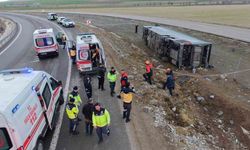 Virajı alamayan otobüs şarampole devrildi: 23 yaralı