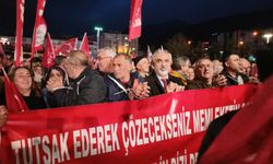 CHP İnegöl Örgütü Mitingde Ellerini Kelepçeledi: “Tutsak Ederek Çözecekseniz Memleketin Sorunlarını, Gelin Bizi de Alın”