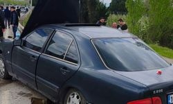 İnegöl-Bursa yolunda bariyerlere saplandı