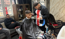 Bursa'da  motosikleti berber koltuğuna dönüştürdü, gençler sıraya girdi