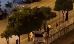 Otomobil, sulama kanalı korkuluğuna çarpıp asılı kaldı