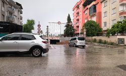 Bursa İnegöl'de sağanak aniden bastırdı! Vatandaşlar ne yapacaklarını şaşırdı