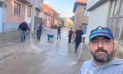 Bursa İnegöl'de mahalle sakinleri sokaklarda temizlik yaptı