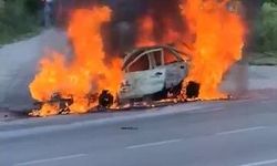 Bursa'da seyir halindeki araç alevlere teslim oldu