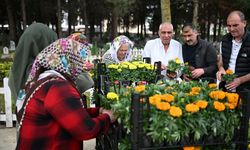 Kartepe Belediyesinden arife günü mezarlıklarda çiçek dağıtımı