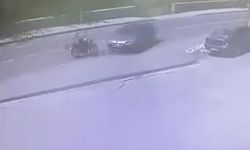 Otomobille çarpışan motosikletlinin kaza anı kameraya yansıdı