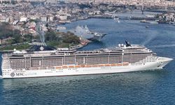 TCG Anadolu turistlerin ilgi odağı oldu