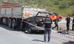 Kamyonun altına giren otomobildeki anne öldü, oğlu ağır yaralandı