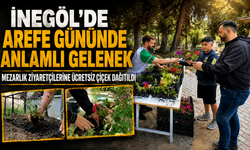 İnegöl Belediyesi Bayram Öncesi Mezarlıklarda Çiçek Dağıttı