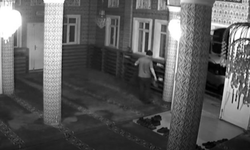 Sultangazi’de camide beğendiği ayakkabıyı montunun içine saklayarak çalan hırsız kamerada