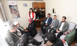 Yaşlıların ayağına doktor, berber ve tesisatçı gitti, dünyalar onların oldu