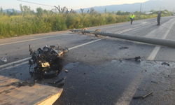 Bursa Orhangazi'de otomobilin devirdiği elektrik direğine motosiklet çarptı