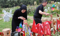 Okul saldırısında ölen Bayram Nabi'nin annesi, oğlunun mezarına çiçek dikti