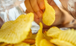 Ünlü cips devi siyah-beyaz paket kullanacak