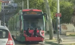 Bursa'da gençlerin tramvay arkasındaki tehlikeli yolculuğu kamerada