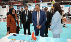 Rektör Akpolat, İpek Yolu Kariyer Fuarı’ndaki stantları ziyaret etti