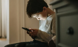 Ekrana eğilen nesil: Telefon boynu sendromu tehlikesi