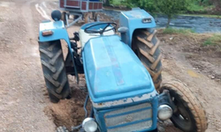 Bursa İnegöl’de yol çöktü, traktör çukura saplandı