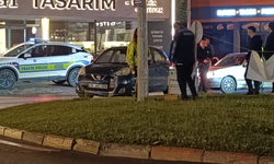 Bursa İnegöl'de direksiyon hakimiyetini kaybetti: Mobese direğine çarptı