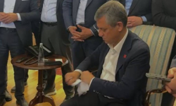 Özgür Özel kendisine verilen mutlak butlan tebligatını yırttı