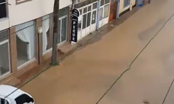 Bursa İnegöl’de aniden bastıran yağış sele dönüştü