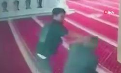 Camiyi temizleyen görevliye yumruklu saldırı kamerada