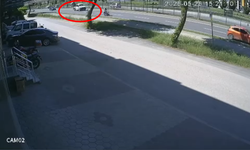 İnegöl girişinde faciaya ramak kala! Kamyonetten düşen dev kafes yolu kapladı
