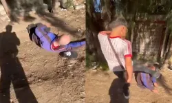 Sokakta uyuyan adamla dalga geçip yüzüne tekme attılar